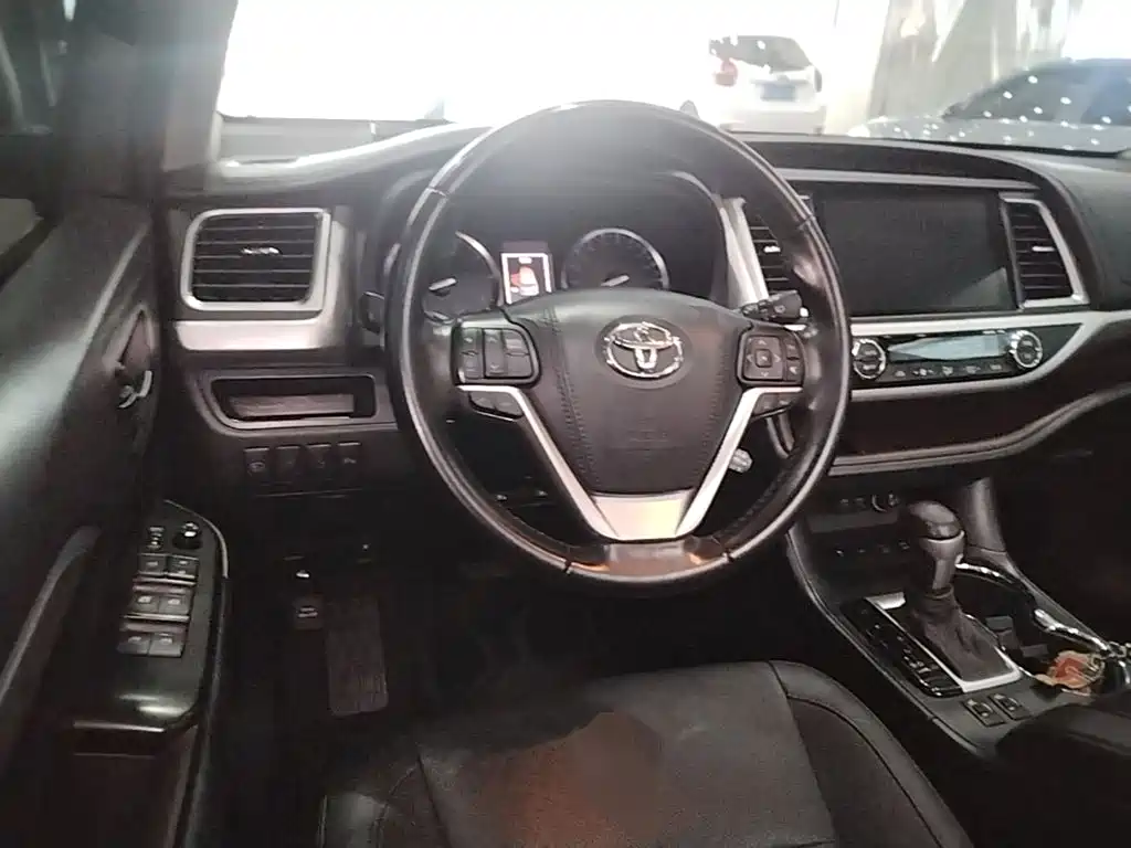 Toyota Highlander — фото 11