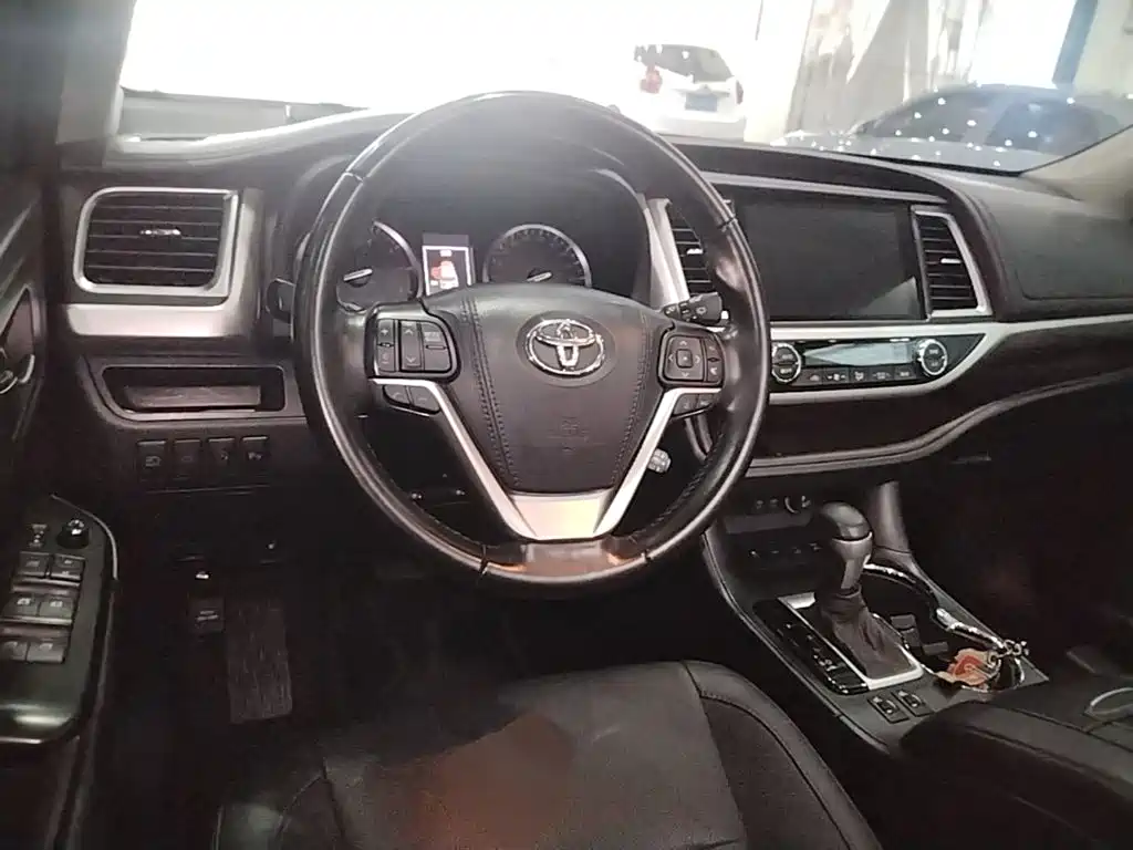 Toyota Highlander — фото 10