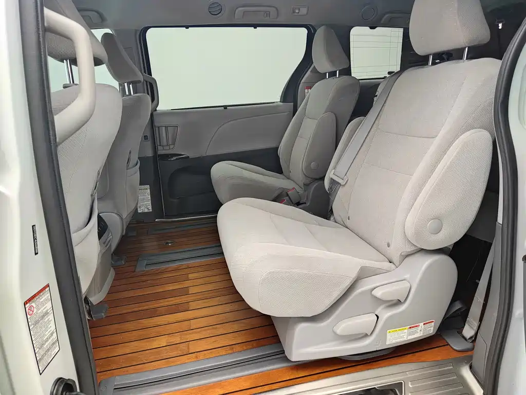 Toyota Sienna — фото 11