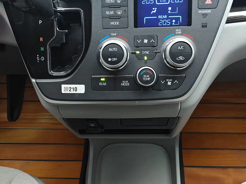 Toyota Sienna — фото 15