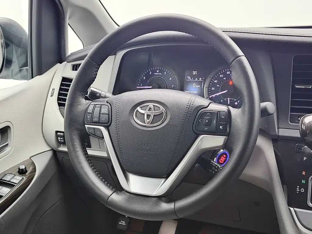 Toyota Sienna — фото 16