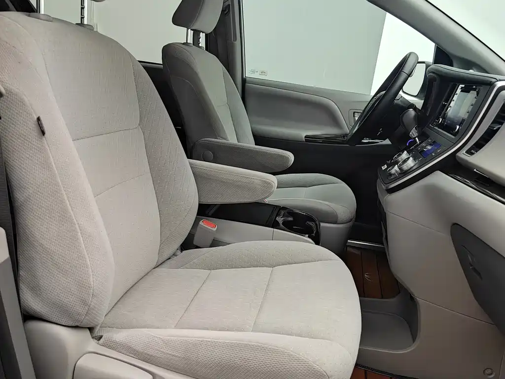 Toyota Sienna — фото 19