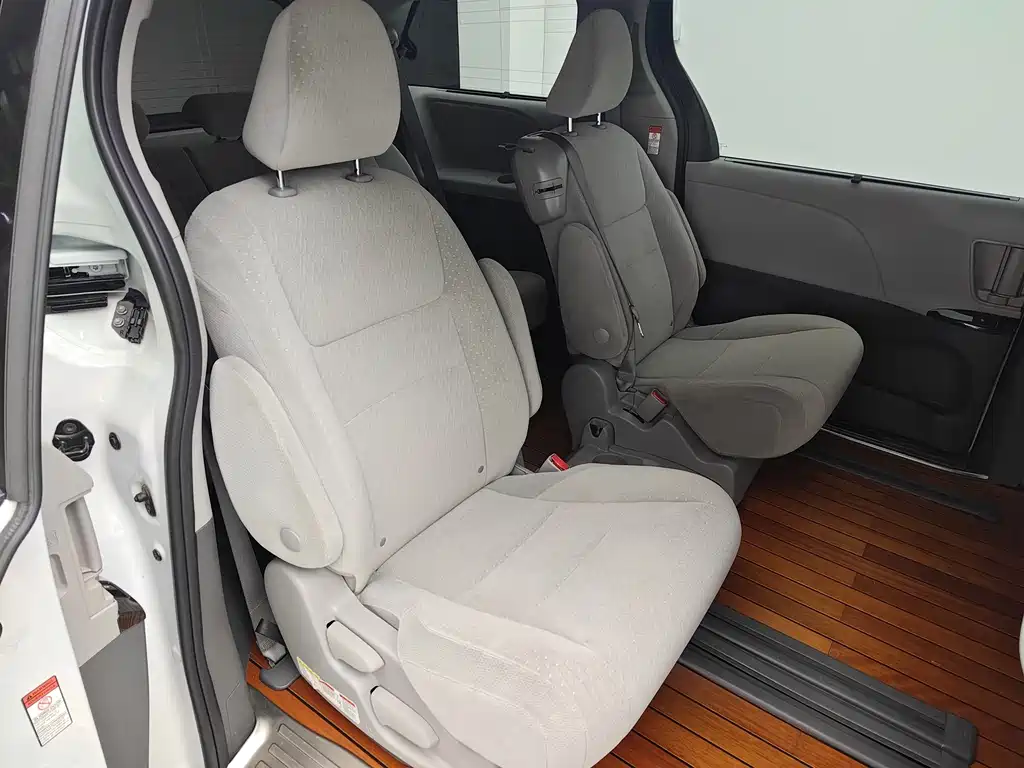 Toyota Sienna — фото 20