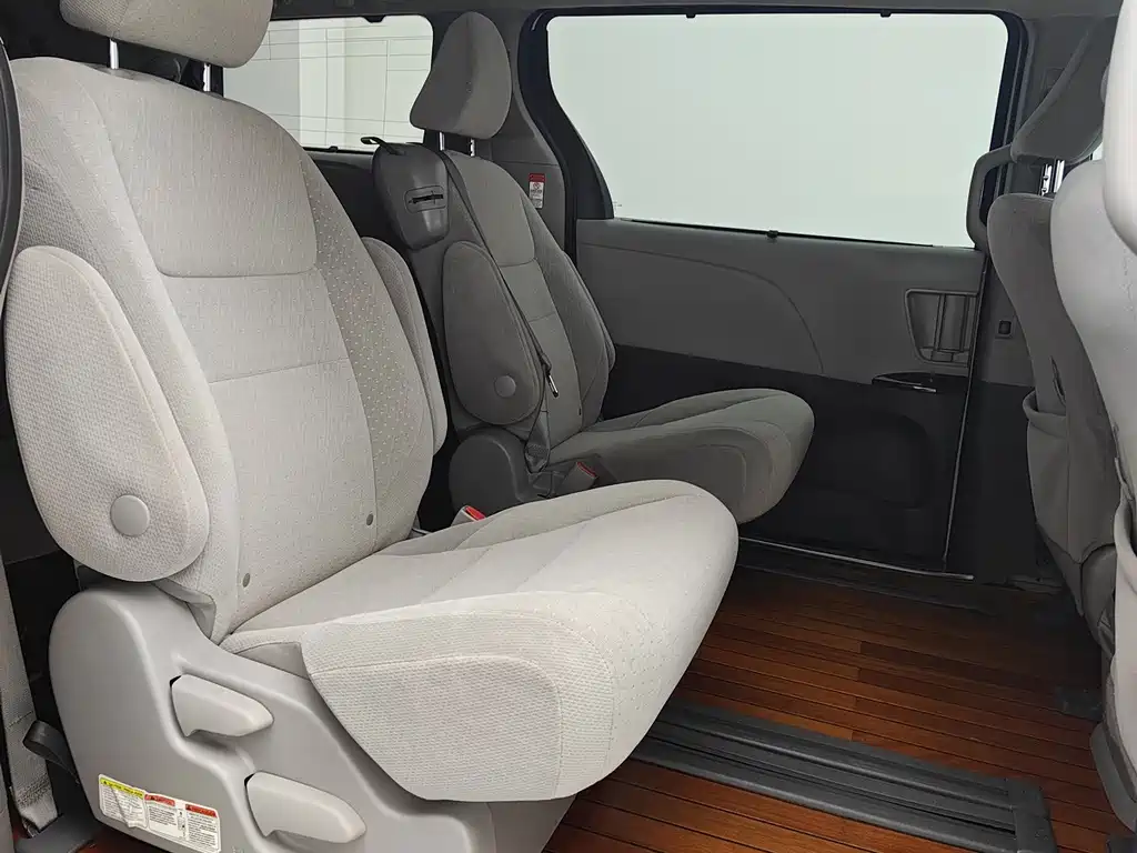 Toyota Sienna — фото 21