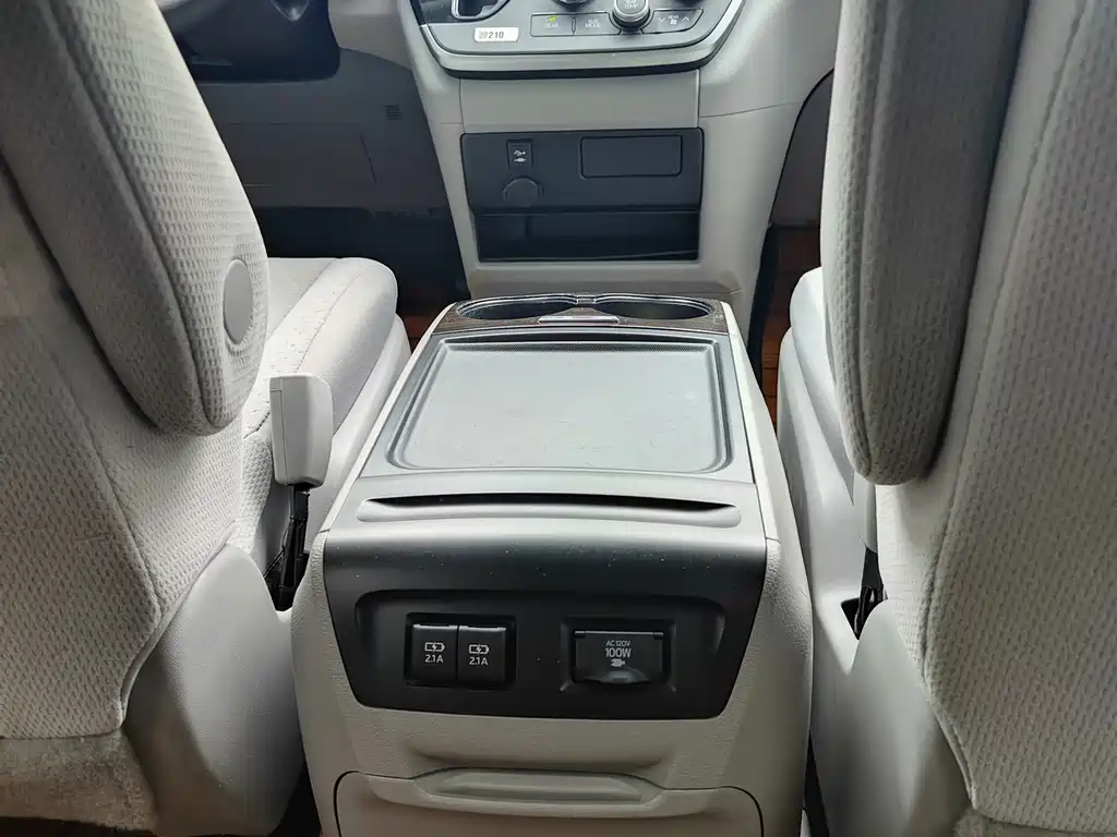 Toyota Sienna — фото 23