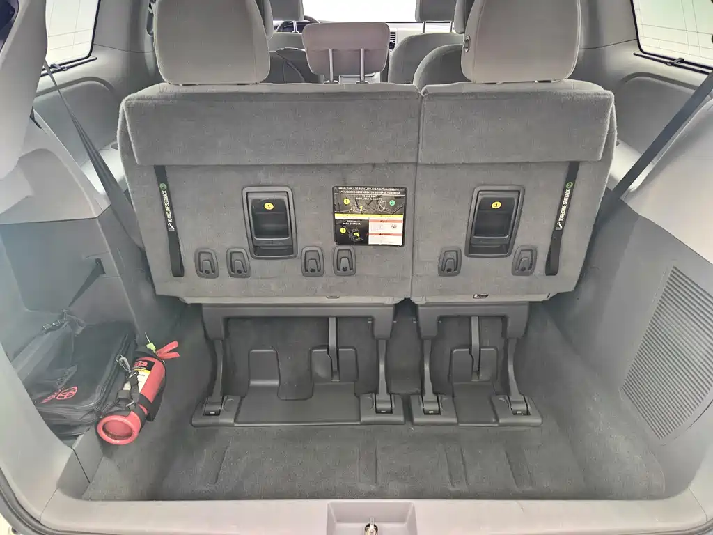 Toyota Sienna — фото 24