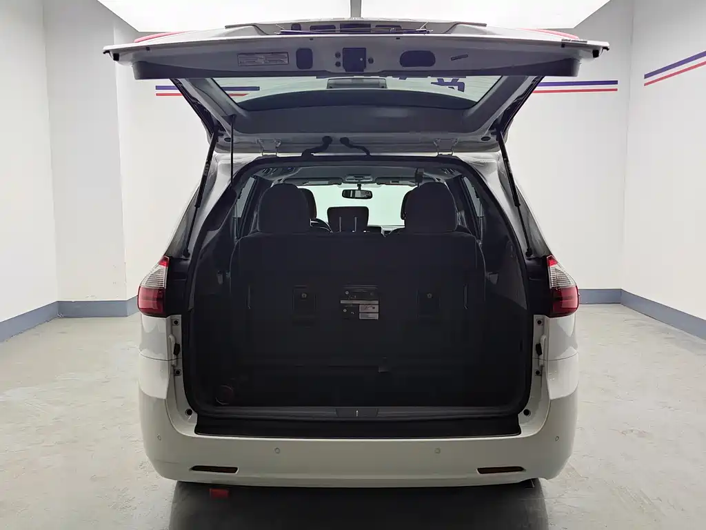 Toyota Sienna — фото 25