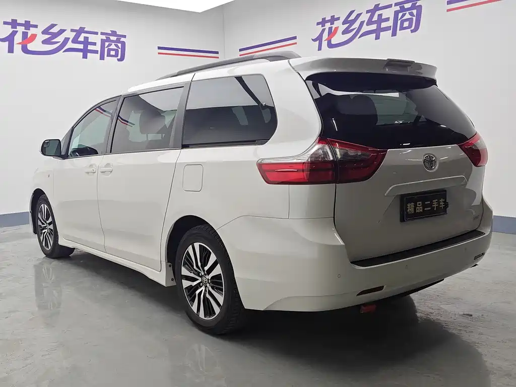 Toyota Sienna — фото 27