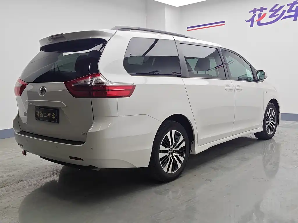 Toyota Sienna — фото 28