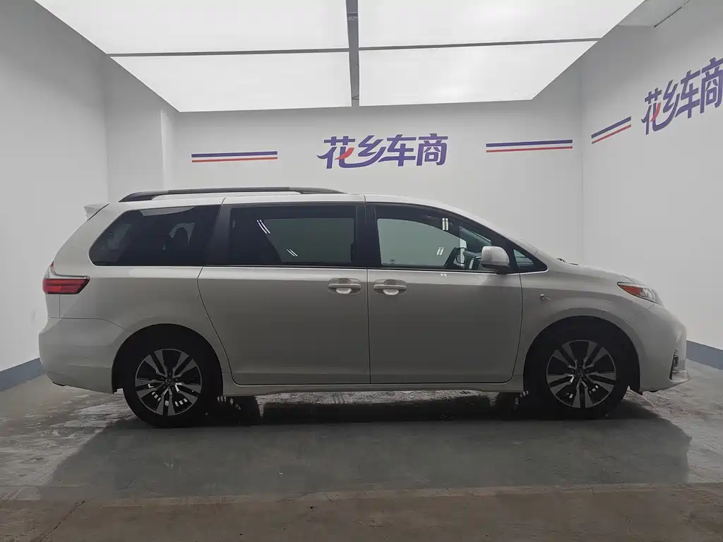 Toyota Sienna — фото 5