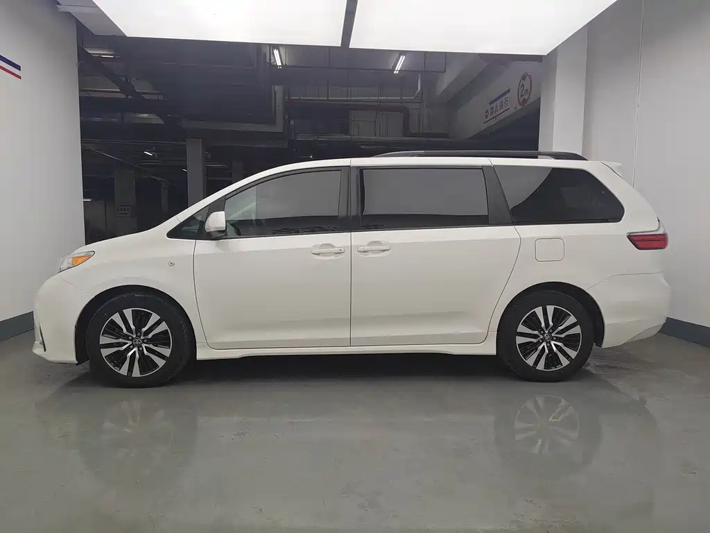 Toyota Sienna — фото 6