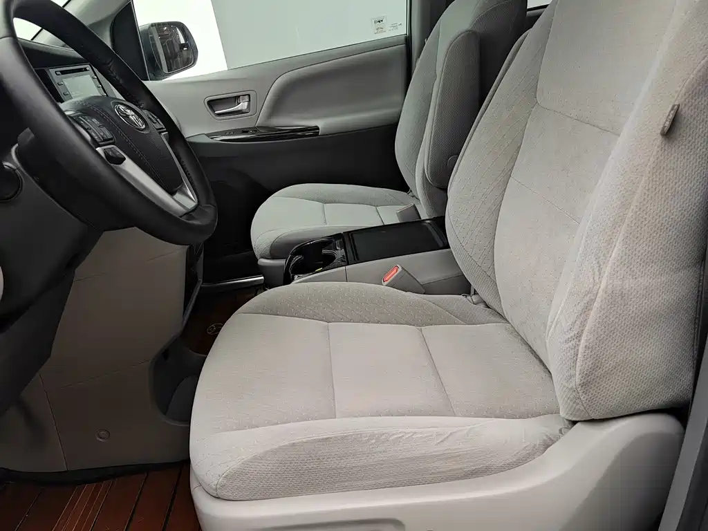 Toyota Sienna — фото 9
