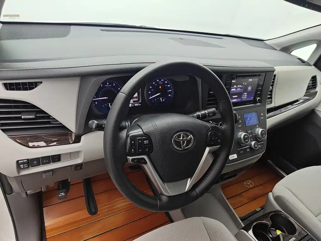 Toyota Sienna — фото 10