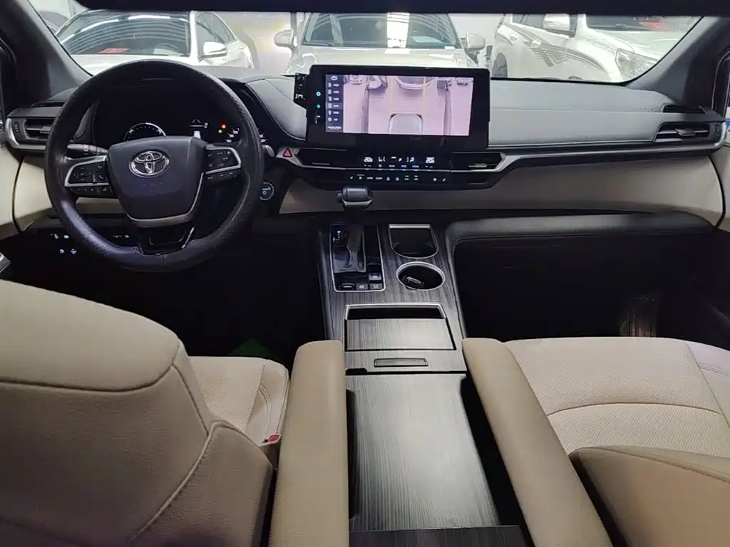 Toyota Sienna — фото 10
