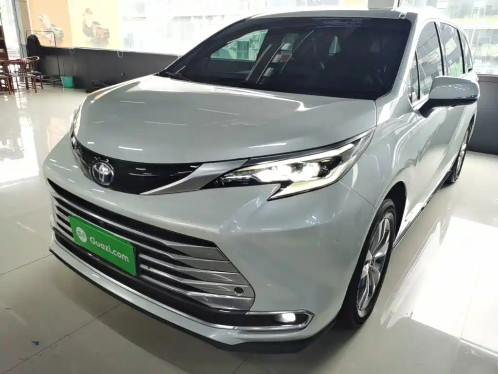 Toyota Sienna — фото 2