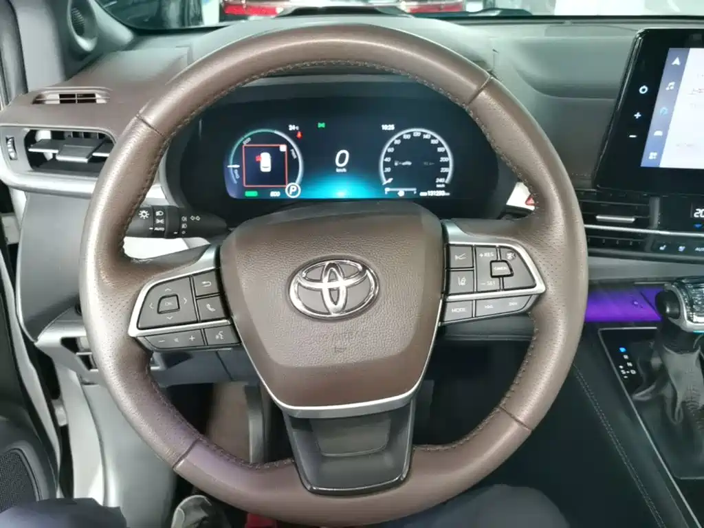 Toyota Sienna — фото 11