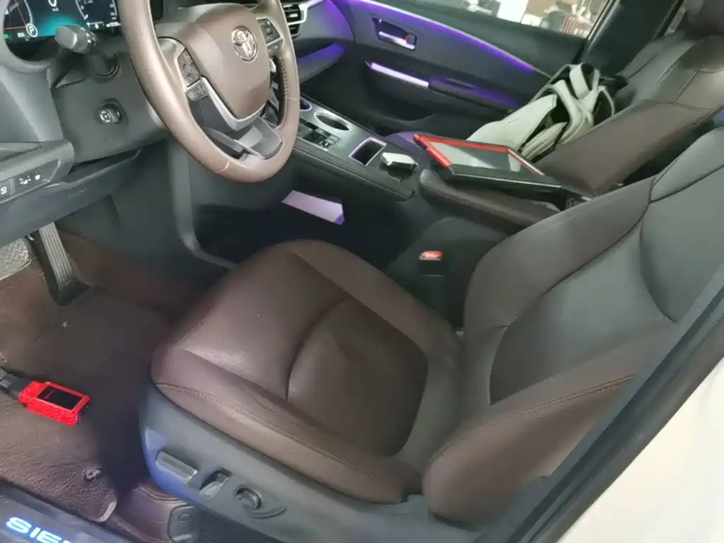 Toyota Sienna — фото 15