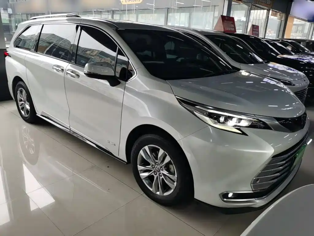 Toyota Sienna — фото 4