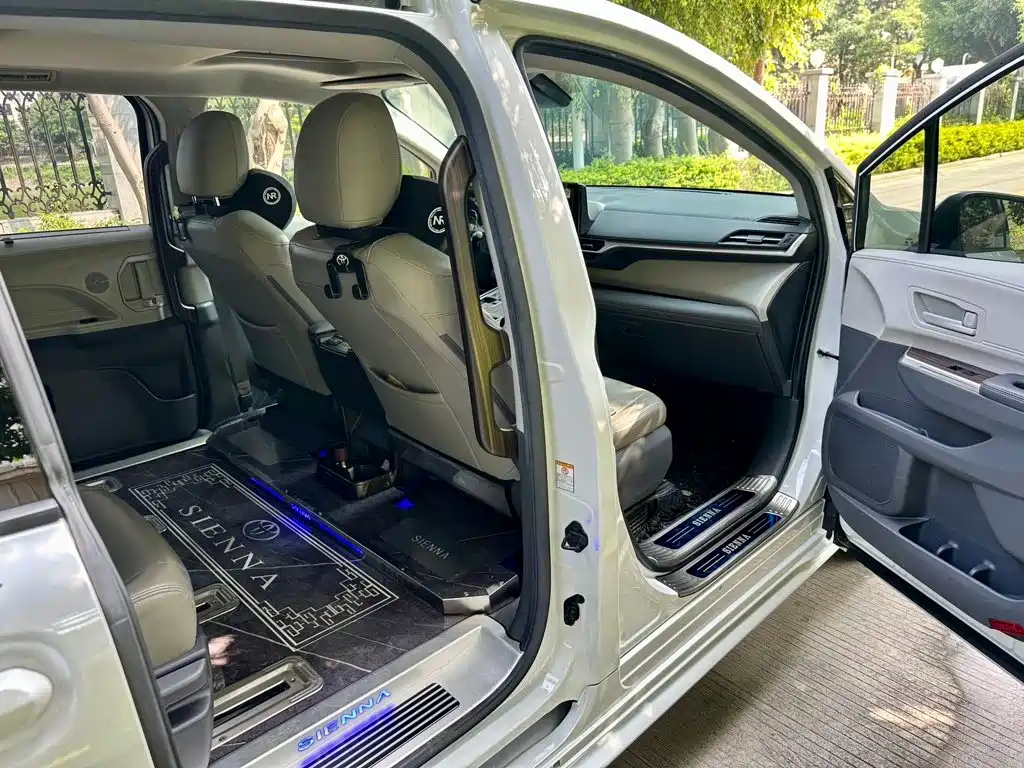 Toyota Sienna — фото 9