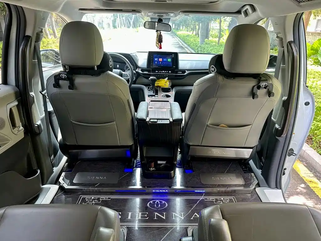 Toyota Sienna — фото 10