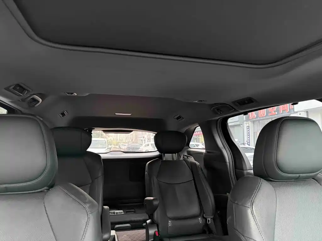 Toyota Sienna — фото 2
