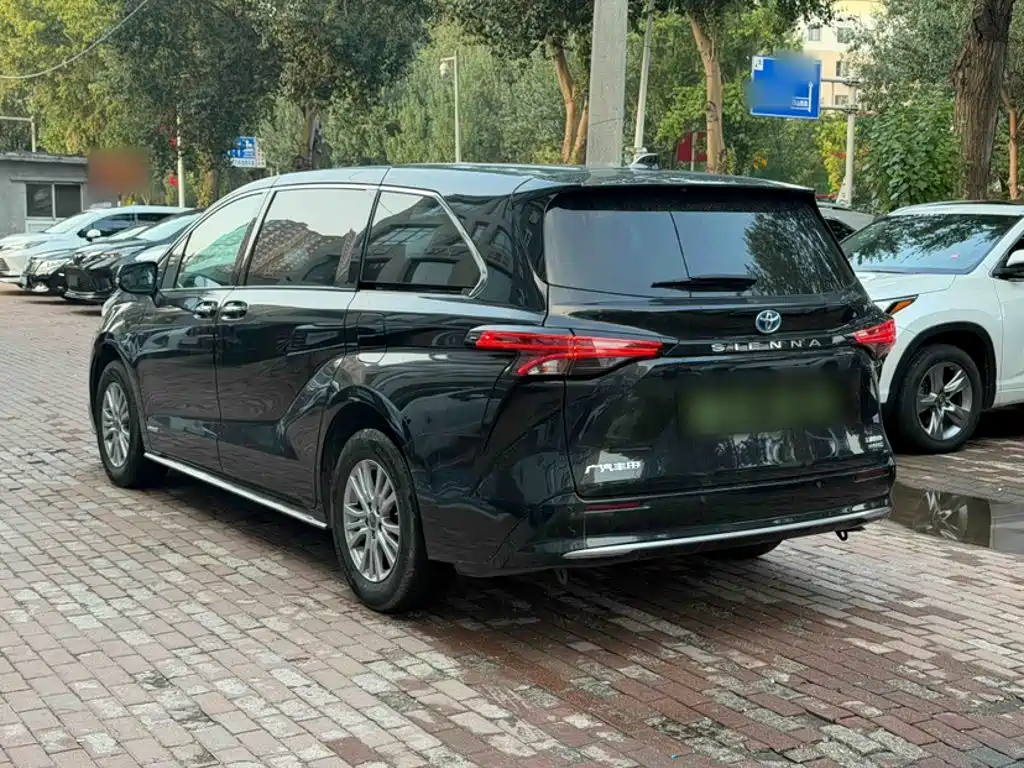 Toyota Sienna — фото 11