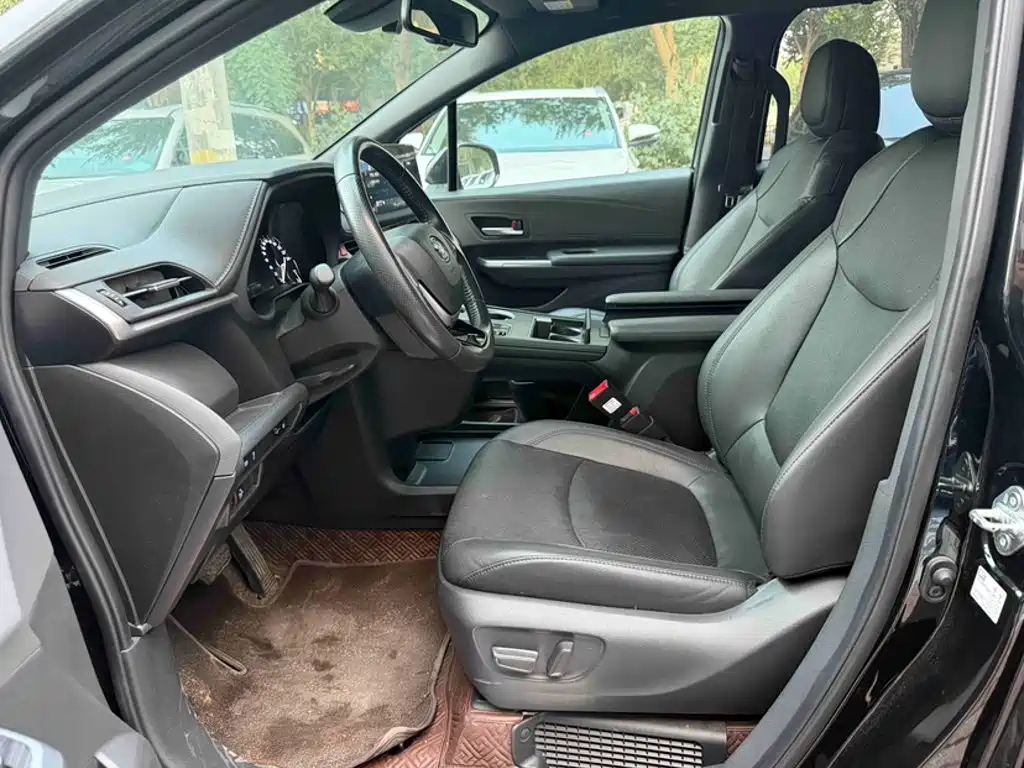 Toyota Sienna — фото 18