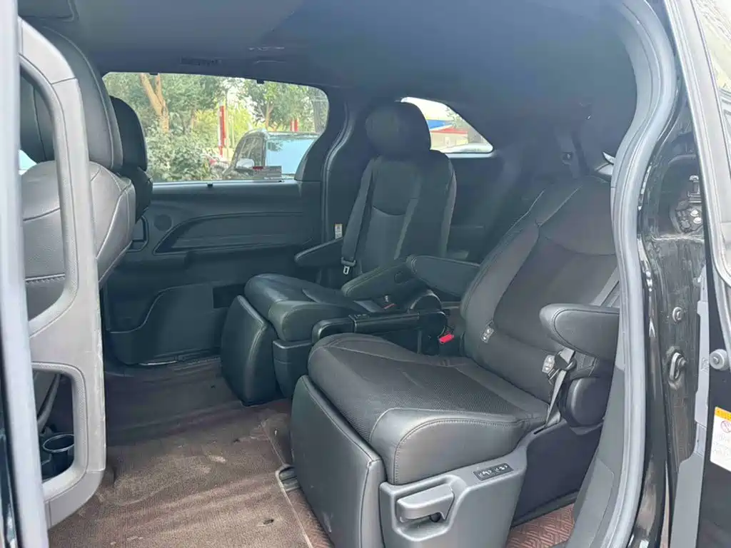 Toyota Sienna — фото 20