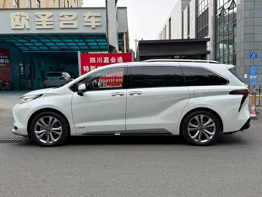 Toyota Sienna — фото 3