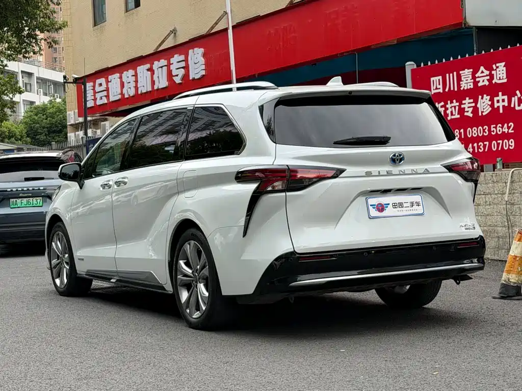 Toyota Sienna — фото 4