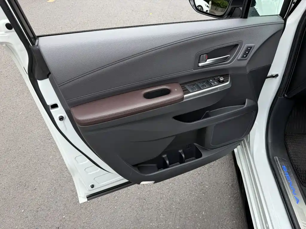 Toyota Sienna — фото 6