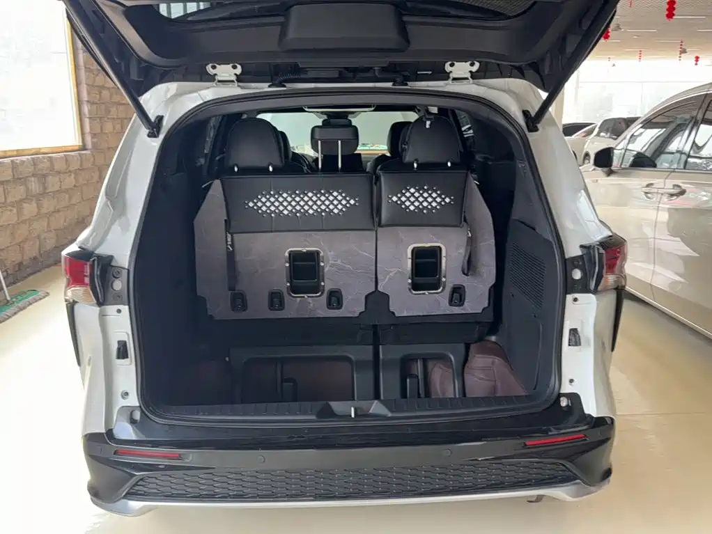 Toyota Granvia — фото 8