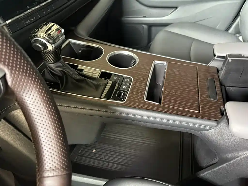 Toyota Granvia — фото 10
