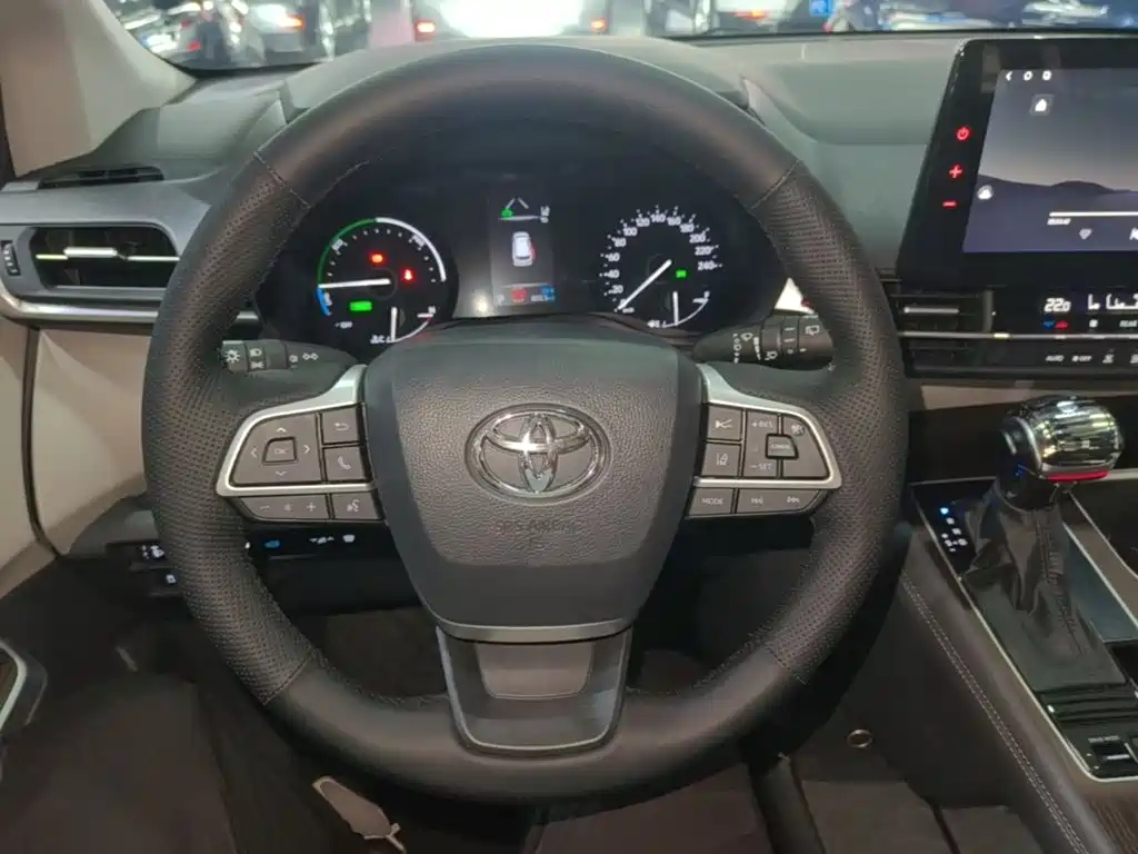 Toyota Granvia — фото 11