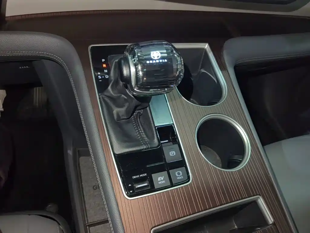 Toyota Granvia — фото 14