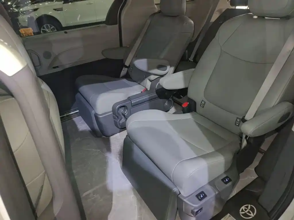 Toyota Granvia — фото 17