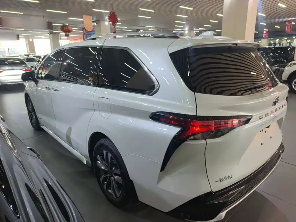 Toyota Granvia — фото 5