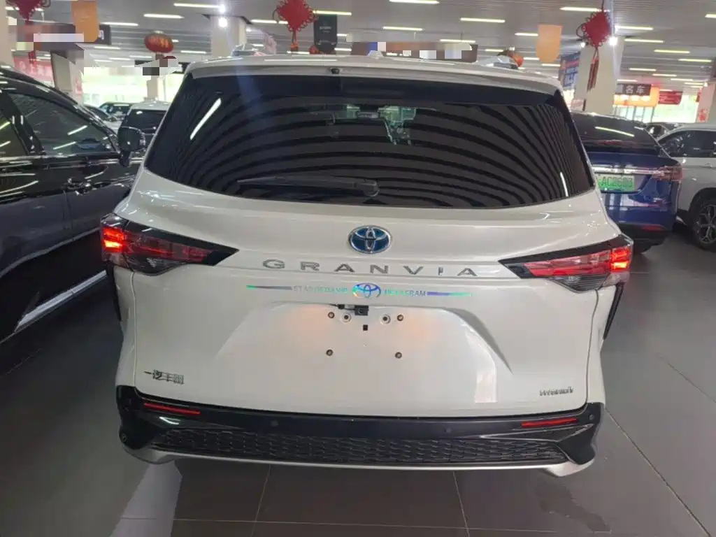 Toyota Granvia — фото 6