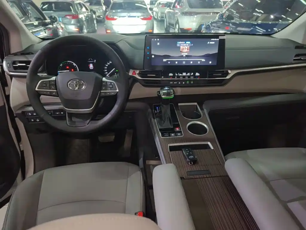 Toyota Granvia — фото 10