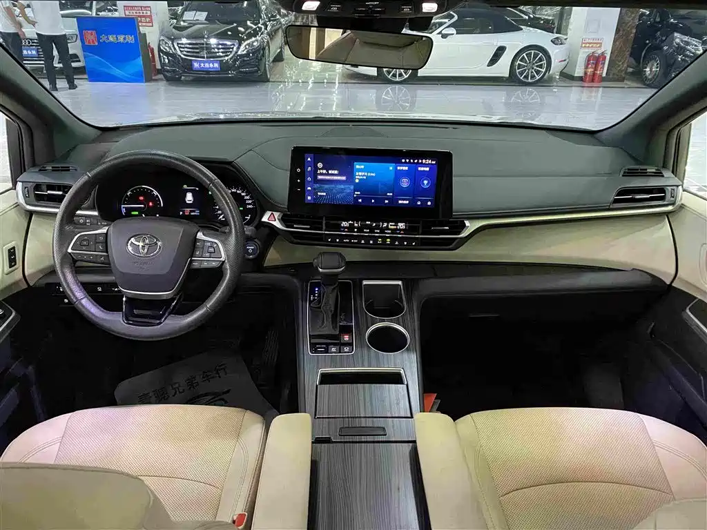 Toyota Granvia — фото 7