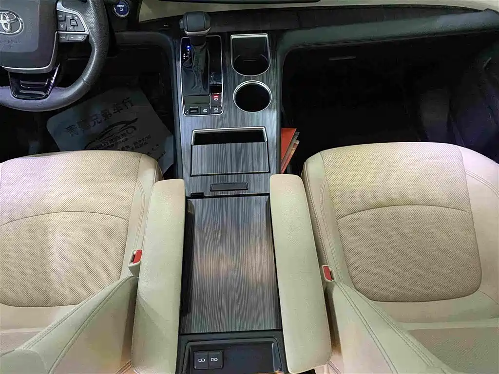 Toyota Granvia — фото 9