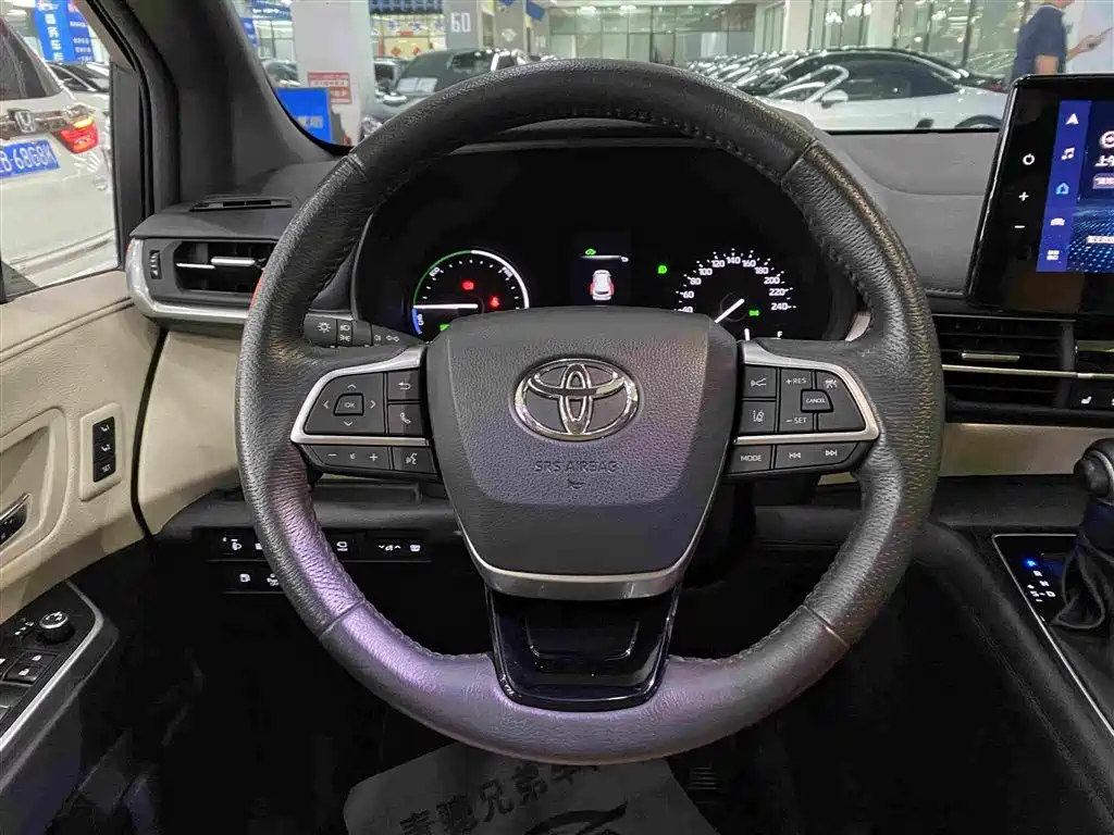 Toyota Granvia — фото 10