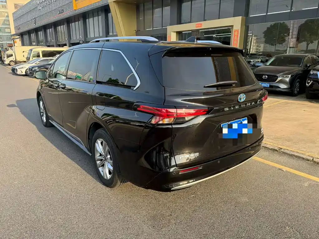 Toyota Sienna — фото 3