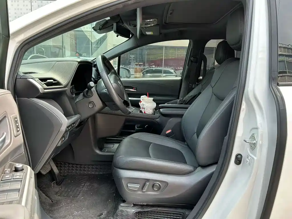 Toyota Sienna — фото 2