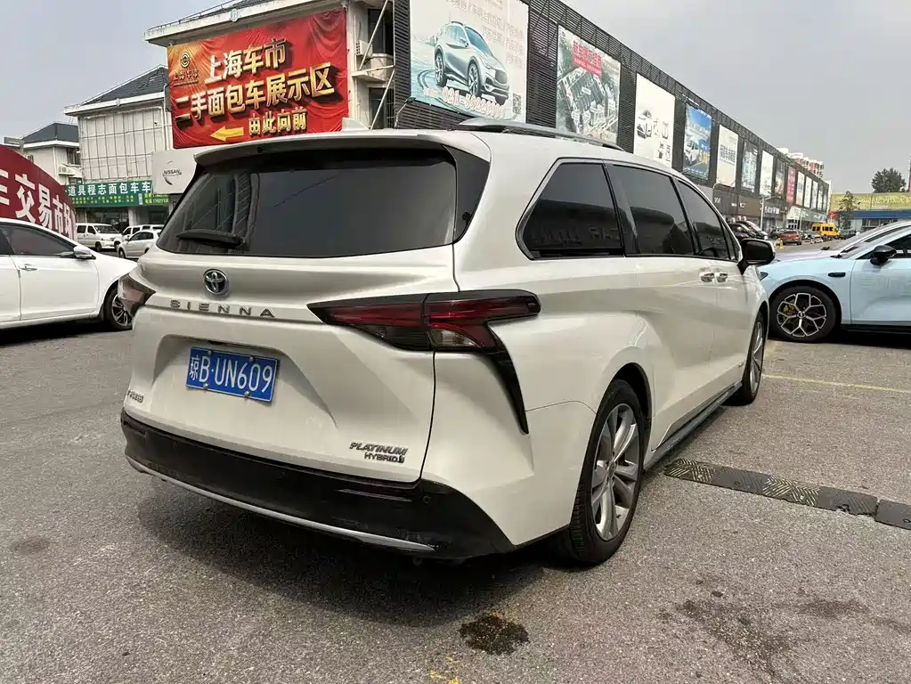 Toyota Sienna — фото 4