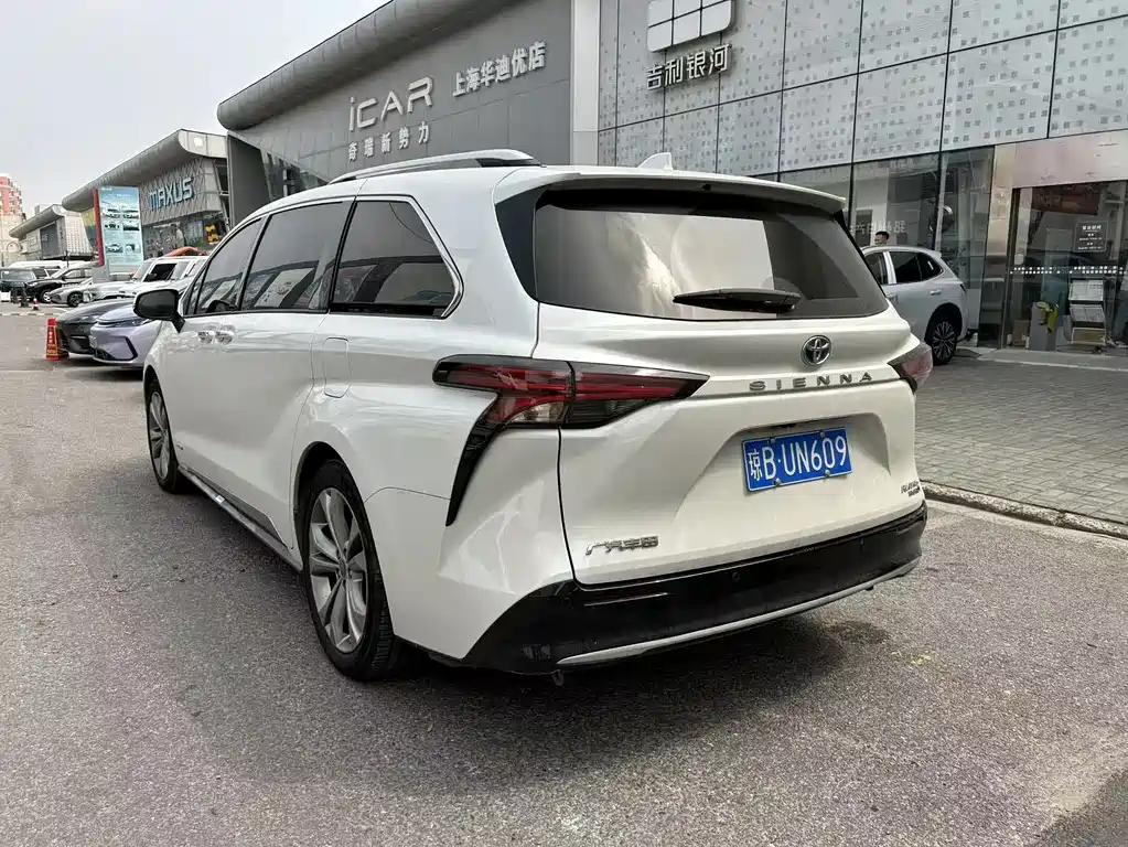 Toyota Sienna — фото 5