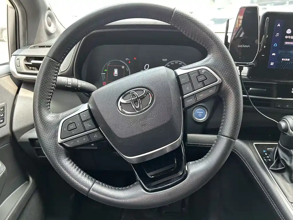 Toyota Sienna — фото 8