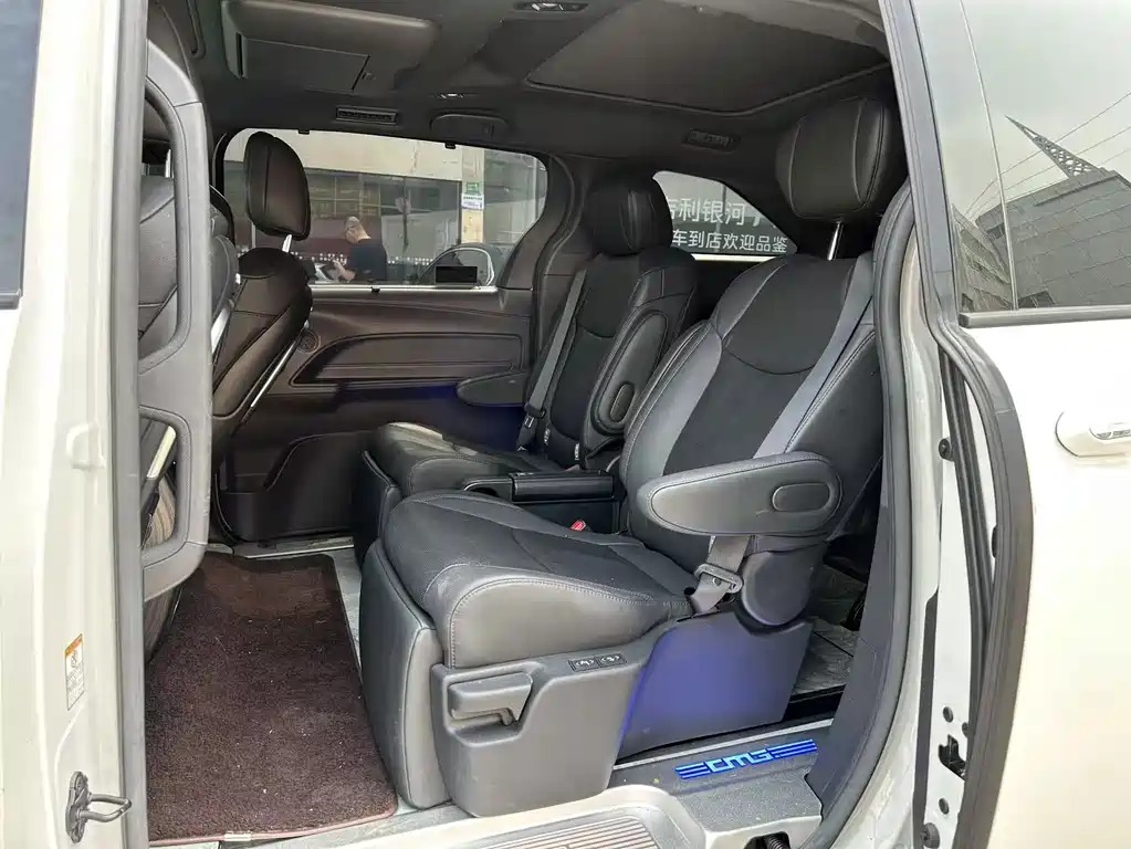 Toyota Sienna — фото 10
