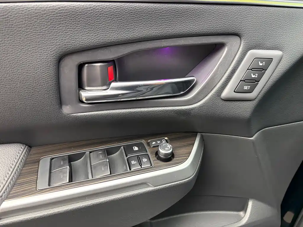 Toyota Granvia — фото 17