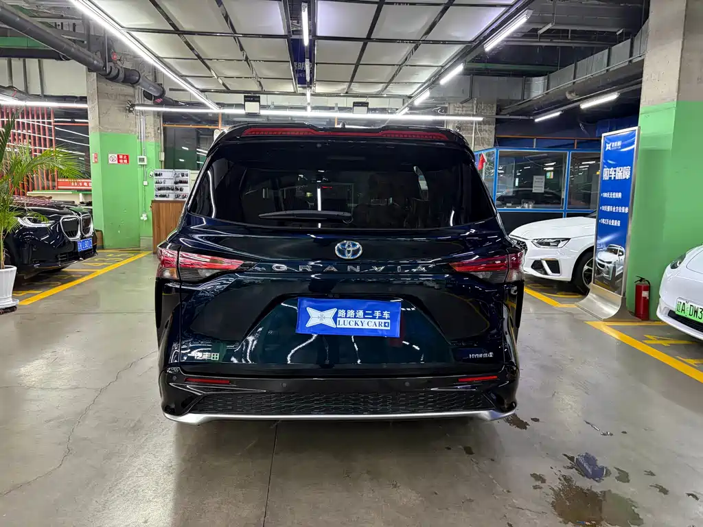 Toyota Granvia — фото 6
